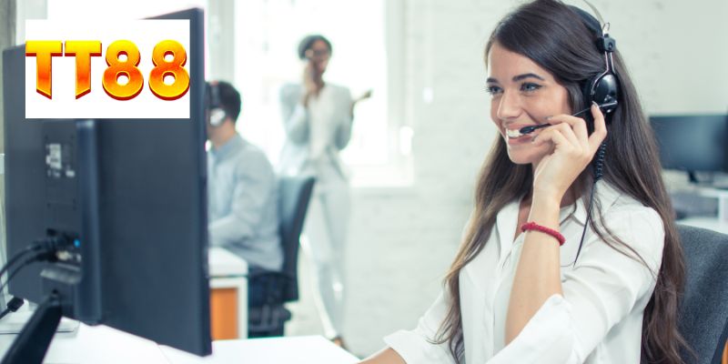 Liên hệ TT88 với kênh chat live tiện lợi